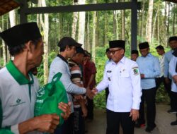 Wabup Banyuwangi Serahkan Sembako ke Warga Pinggiran Rimba Pinus