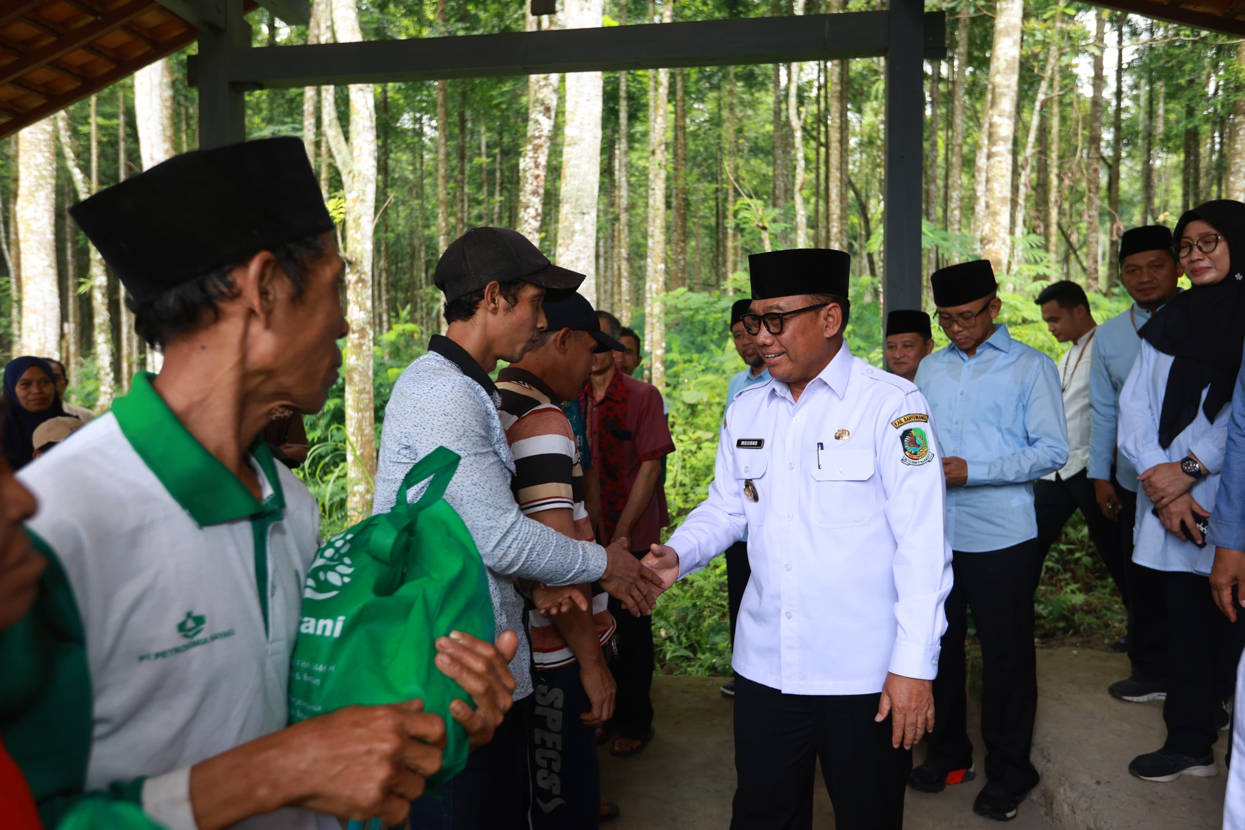 wabup-banyuwangi-serahkan-sembako-ke-warga-pinggiran-rimba-pinus