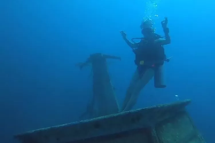libur-lebaran-nikmati-wisata-bawah-laut-di-bangsring-under-water,-wongsorejo,-banyuwangi