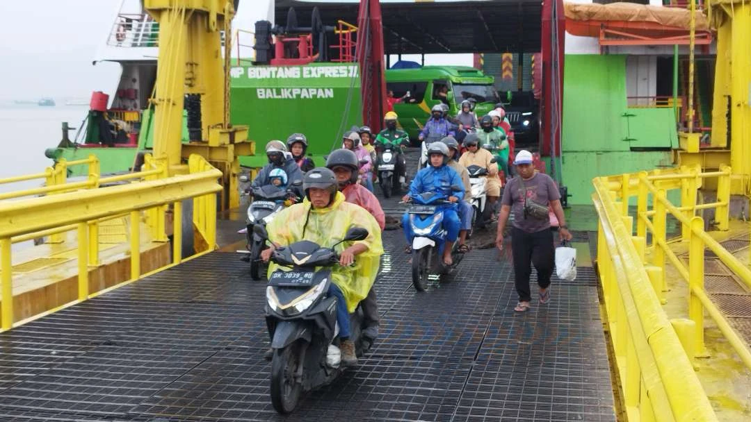 gelombang-mudik-dari-bali-ke-jawa-semakin-padat,-butuh-berjam-jam-untuk-menyeberang
