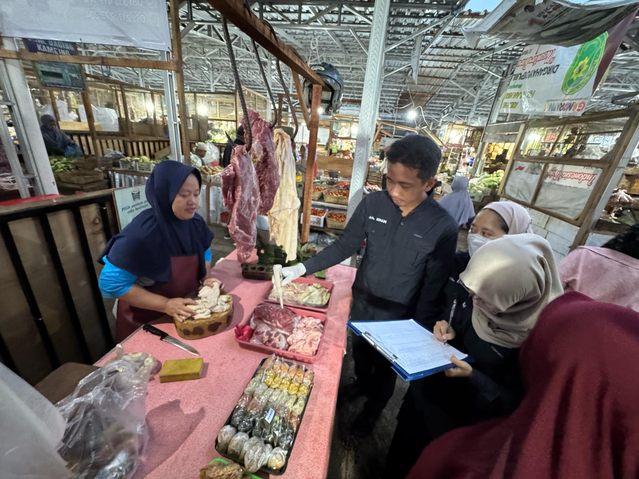 sidak-pasar-hingga-rph,-banyuwangi-pastikan-kualitas-aman-konsumsi