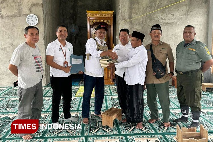 perhutani-banyuwangi-selatan-berikan-al-qur’an-untuk-masjid-sekitar-hutan-–-times-banyuwangi