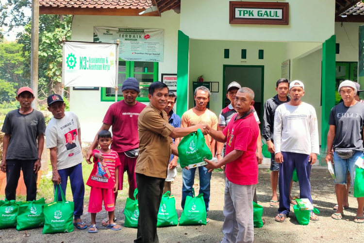 perhutani-banyuwangi-selatan-peduli,-bagikan-sembako-di-bulan-ramadan-–-times-banyuwangi
