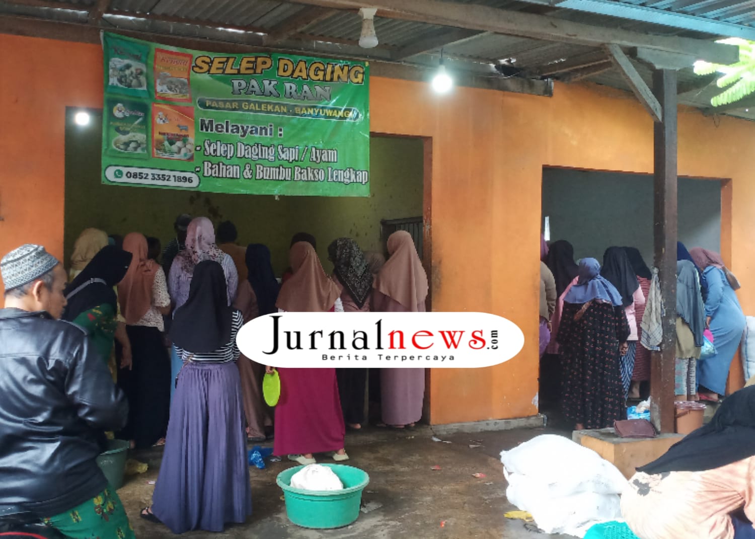 menjelang-lebaran,-tempat-penggilingan-daging-di-kecamatan-wongsorejo-diserbu-warga