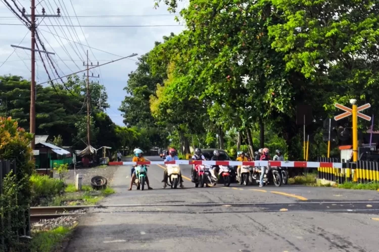 hati-hati-di-perlintasan-kereta-api,-satu-keputusan-ceroboh-bisa-berakibat-fatal