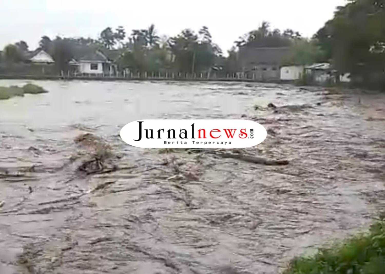 banjir-besar-terjang-sungai-bajulmati,-warga-bimorejo-banyuwangi-cemas