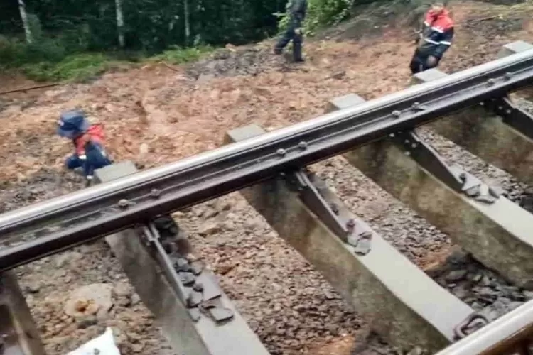 jalur-rel-ambles-di-tasikmalaya,-perjalanan-kereta-api-pangandaran-tertahan