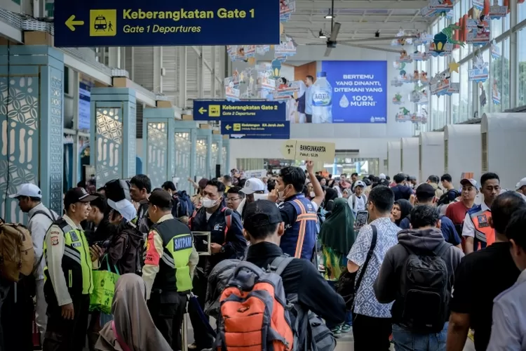 stasiun-pasar-senen-pecah-rekor,-ratusan-ribu-pemudik-berangkat-dari-sini