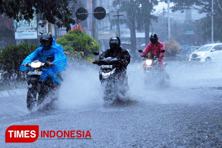 mudik-lebaran-naik-sepeda-motor,-pilih-jas-hujan-dengan-kriteria-ini-–-times-banyuwangi