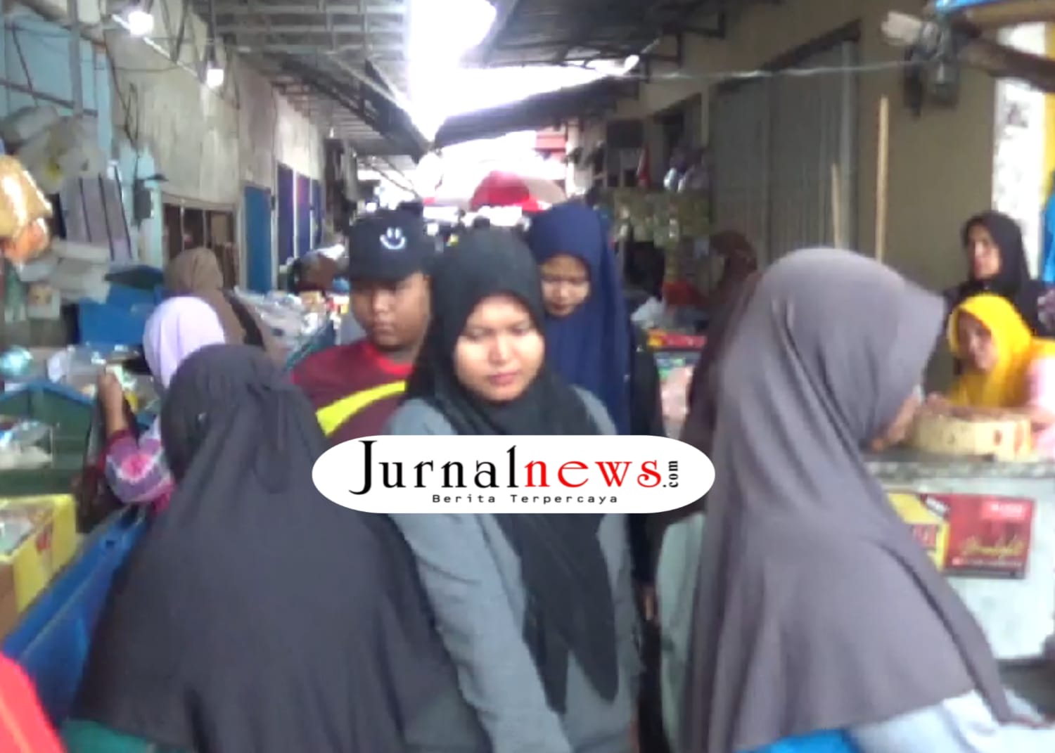 pasar-bajulmati-banyuwangi-ramai-jelang-lebaran,-pedagang-sumringah-kecipratan-berkah