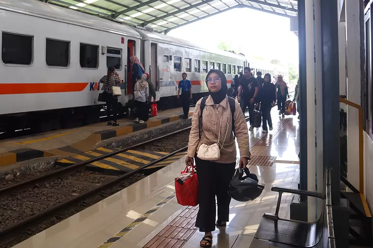 penumpang-di-stasiun-membludak,-puncak-arus-mudik-di-daop-9-jember-capai-ribuan-penumpang