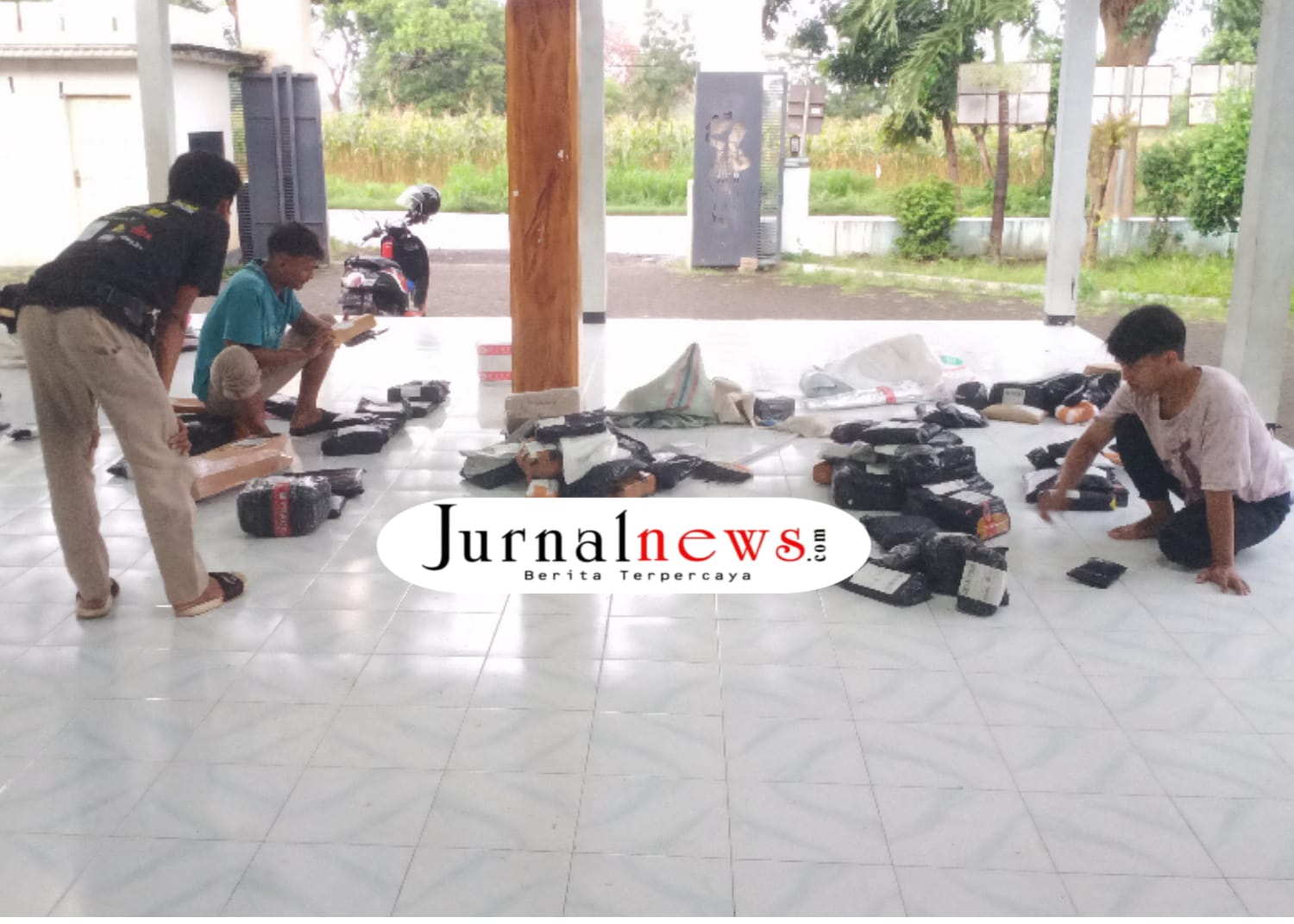 lonjakan-paket-online-di-wongsorejo-saat-idulfitri,-kurir-shopee-berjibaku-dengan-pengiriman