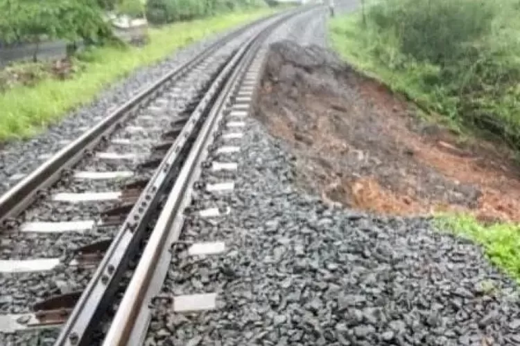 jalur-kereta-api-bandung-tasikmalaya-ditutup-sementara,-ada-ancaman-longsor