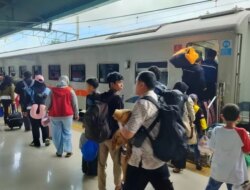 Tiket Kereta Api Mulai Ludes, KAI Tambah 362 Perjalanan Demi Mudik Lebaran 2025