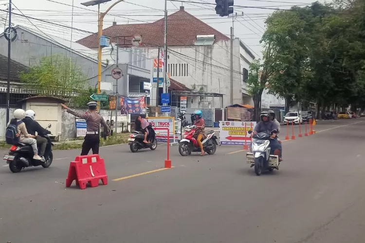 antisipasi-kemacetan-di-depan-pasar-rogojampi,-penggendara-dialihkan-ke-jlb-labanasem