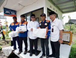 Wabup Mujiono Serahkan Bingkisan Paket Sembako ke Petugas Penjaga Perlintasan Kereta
