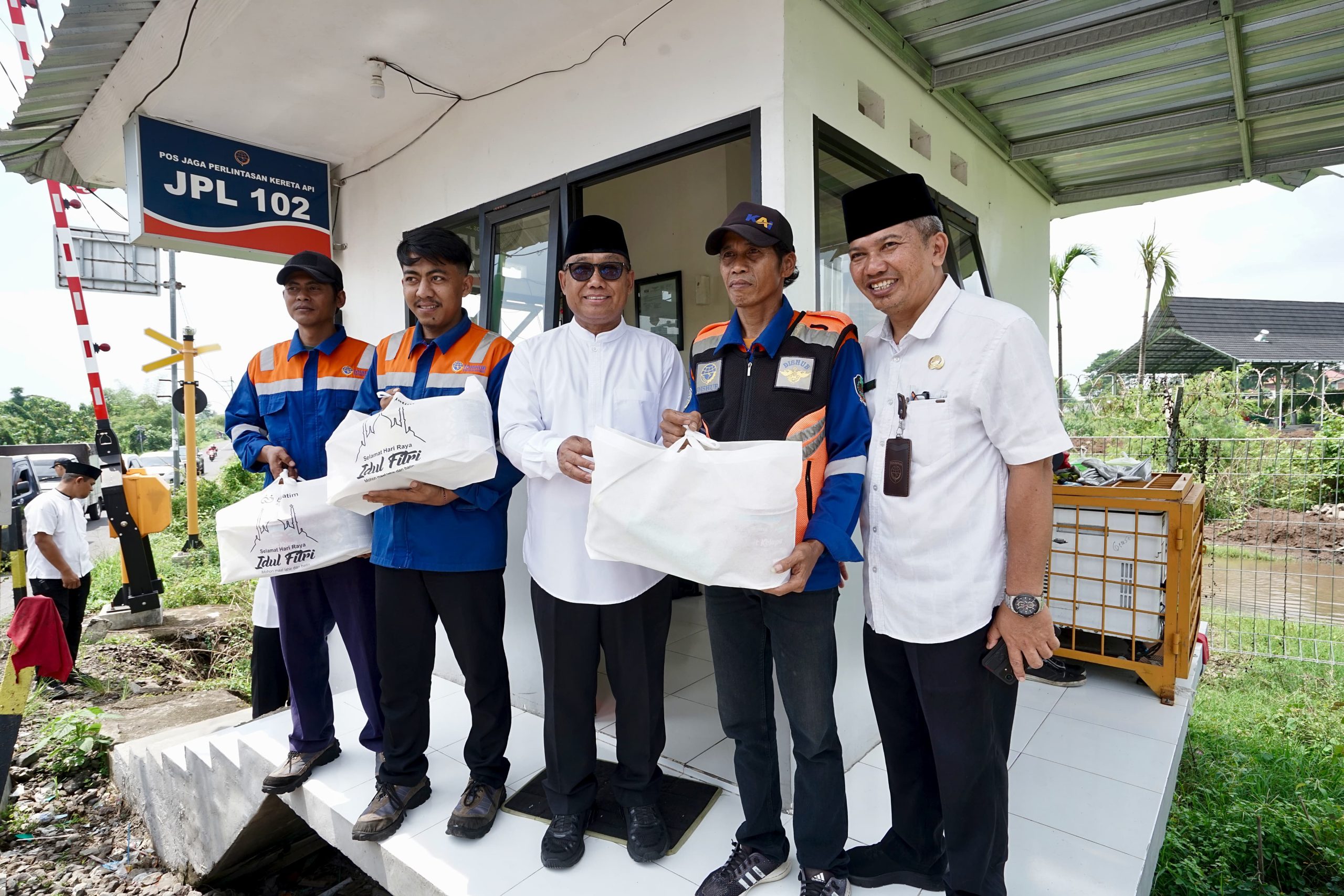 wabup-mujiono-serahkan-bingkisan-paket-sembako-ke-petugas-penjaga-perlintasan-kereta