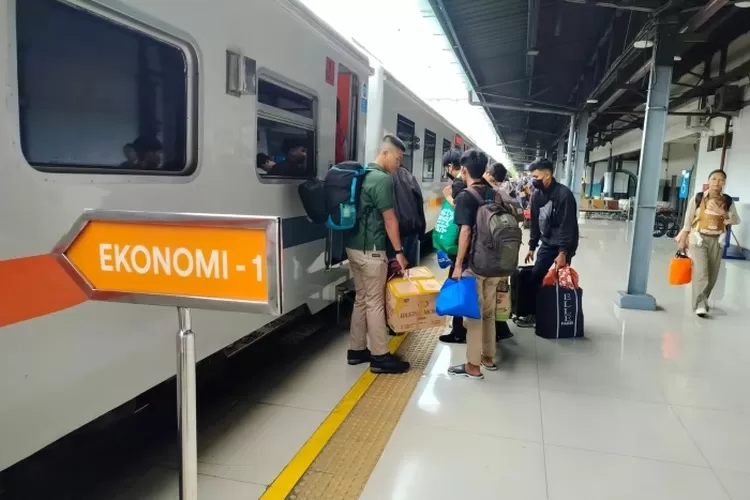 stasiun-pasar-senen-diserbu-49-ribu-pemudik-berangkat,-kai-tambah-ratusan-perjalanan