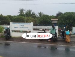Hujan Tak Surutkan Warga Wongsorejo Banyuwangi untuk Nyekar Jelang Lebaran