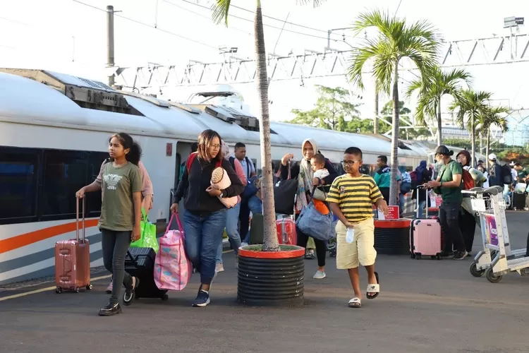 stasiun-gambir-dibanjiri-pemudik,-217-ribu-orang-sudah-diberangkatkan