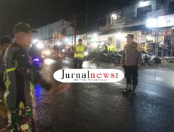 Petugas Gabungan Amankan Malam Takbiran di Pasar Bajulmati Wongsorejo