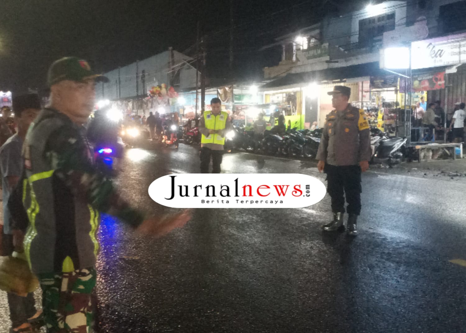 petugas-gabungan-amankan-malam-takbiran-di-pasar-bajulmati-wongsorejo