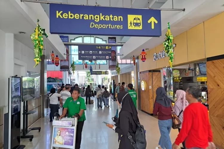 ribuan-penumpang-membludak-mudik-naik-kereta-api-di-surabaya,-ini-data-lengkapnya