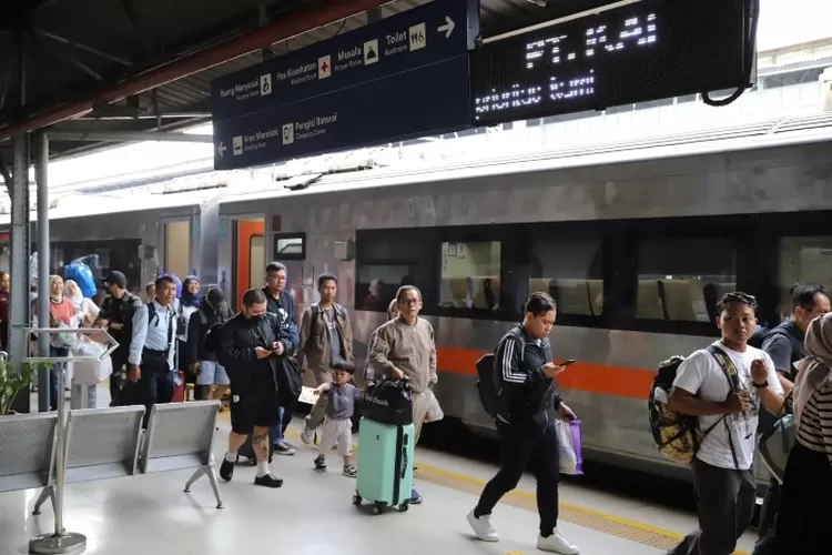 pemudik-membludak,-kai-daop-1-jakarta-siapkan-ribuan-perjalanan-tambahan