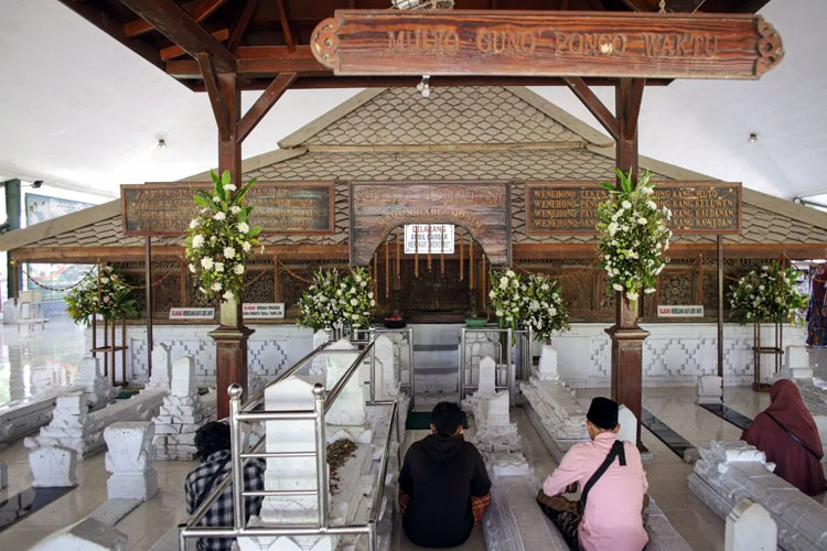 wisata-religi,-ziarah-wali-limo-di jawa-timur:-menelusuri-sejarah-islam-nusantara-–-times-banyuwangi
