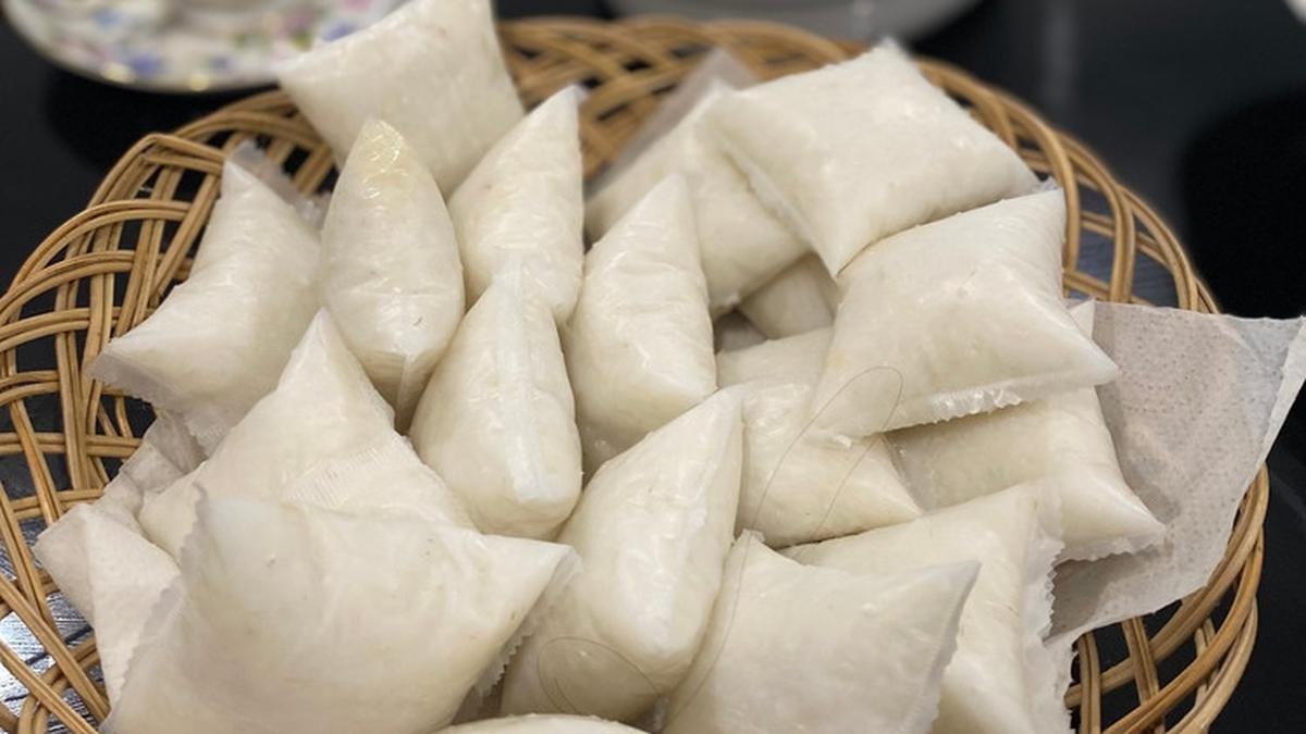 waspadai-bahaya-di-balik-ketupat-atau-lontong-berbungkus-plastik-–-times-banyuwangi