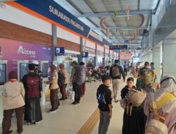 Puluhan Ribu Penumpang Serbu Stasiun Kereta Api di Hari Pertama Lebaran