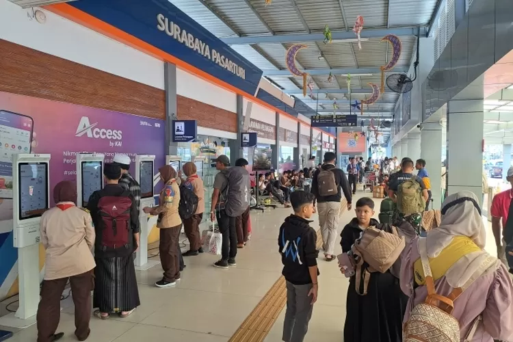 puluhan-ribu-penumpang-serbu-stasiun-kereta-api-di-hari-pertama-lebaran