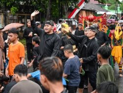 Diguyur Hujan, Barong Ider Bumi 2025 di Kemiren Banyuwangi Tetap Berlangsung Khidmat