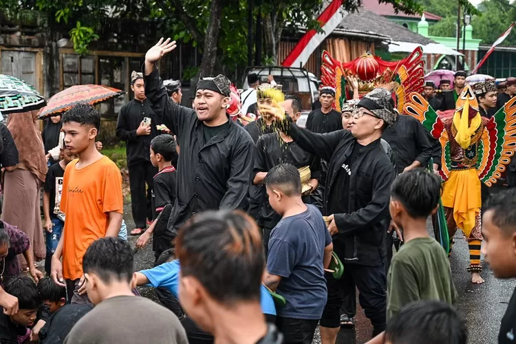 diguyur-hujan,-barong-ider-bumi-2025-di-kemiren-banyuwangi-tetap-berlangsung-khidmat