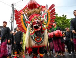 Di Bawah Rintik Hujan, Tradisi Barong Ider Bumi Banyuwangi Berlangsung Khidmat