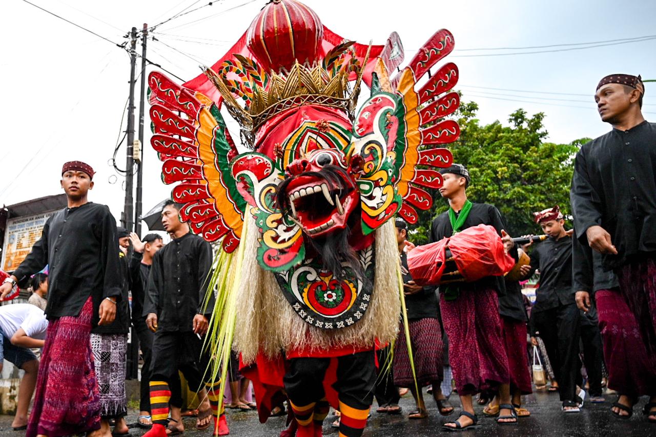 di-bawah-rintik-hujan,-tradisi-barong-ider-bumi-banyuwangi-berlangsung-khidmat