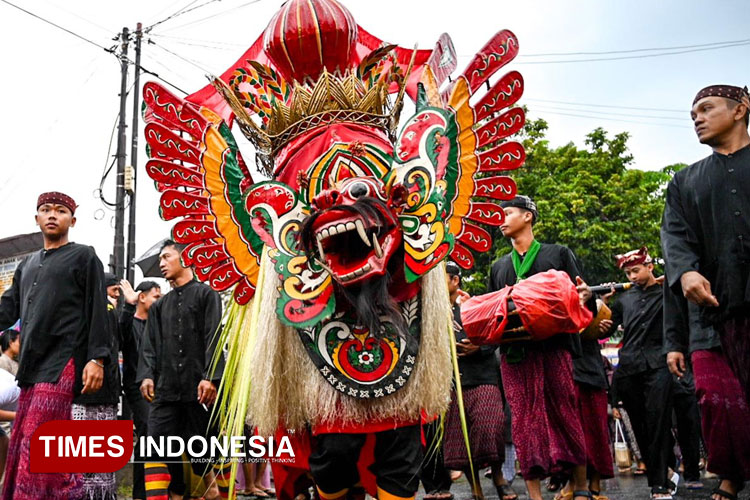 meriahnya-tradisi-barong-ider-bumi-banyuwangi-di-bawah-rintik-hujan-–-times-banyuwangi