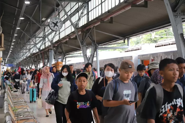 lebaran-2025,-kai-daop-3-cirebon-catat-lonjakan-penumpang-signifikan,-ini-data-lengkapnya