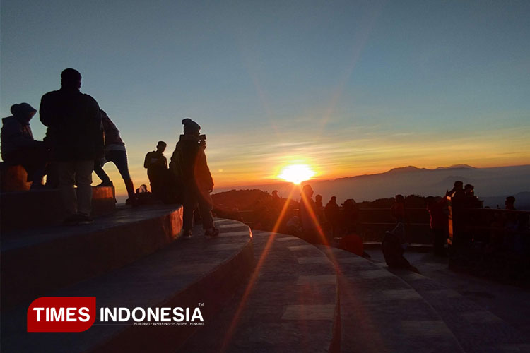 meresapi-sensasi-sunrise-gunung-bromo-di-enam-lokasi-berbeda-–-times-banyuwangi