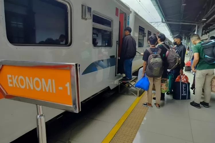 pengguna-kereta-api-selama-arus-balik-meningkat,-18.250-penumpang-tiba-di-stasiun-pasar-senen