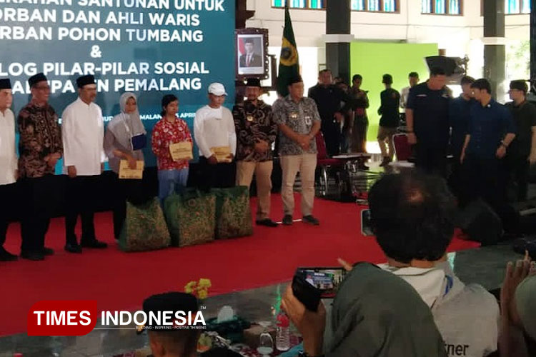 kemensos-ri-santuni-korban-tragedi-beringin-tumbang-saat-idul-fitri-di-pemalang-–-times-banyuwangi