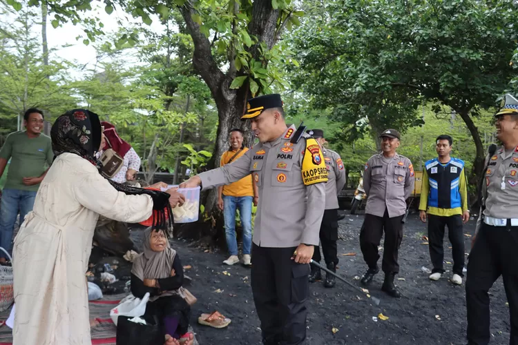 tinjau-tempat-tempat-wisata,-kapolresta-banyuwangi-dapat-camilan-pengunjung