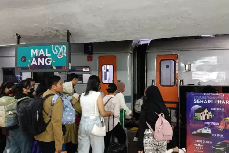 stasiun-malang-ramai,-lebih-dari-120-ribu-penumpang-padati-kereta-api-saat-lebaran-2025