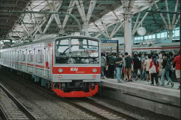 terekam-cctv,-kai-commuter-buru-pelaku-pelecehan-seksual-di-stasiun-tanah-abang
