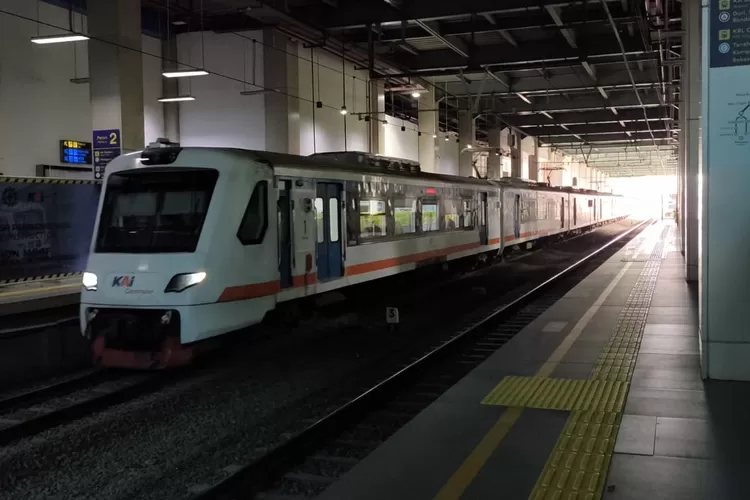 puluhan-ribu-penumpang-serbu-bandara,-kai-commuter-tambah-jadwal-malam-hingga-tengah-malam