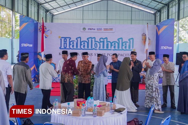 puisi-gus-mus-jadi-spirit-halal-bihalal-idul-fitri-di-stkip-pgri-pacitan-–-times-banyuwangi
