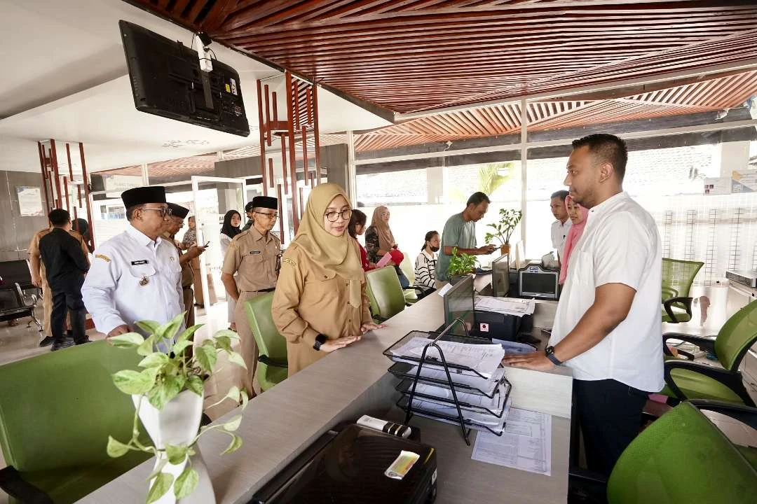 sidak-layanan-publik,-bupati-ipuk-tekankan-aspek-hingga-hospitality-pelayanan