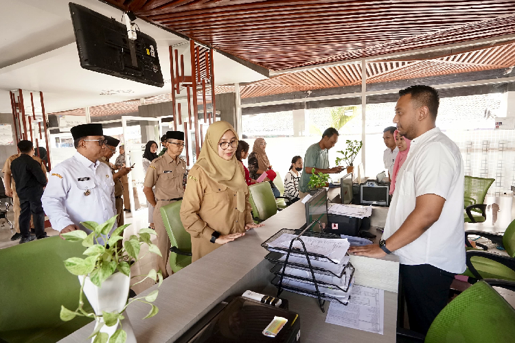 sidak-perdana-usai-lebaran,-bupati-banyuwangi-soroti-pelayanan-dan-kebersihan-–-times-banyuwangi