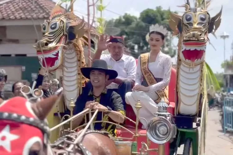 kenang-pembukaan-jalan-banyuwangi-watudodol,-warga-boyolangu-gelar-tradisi-puter-kayun