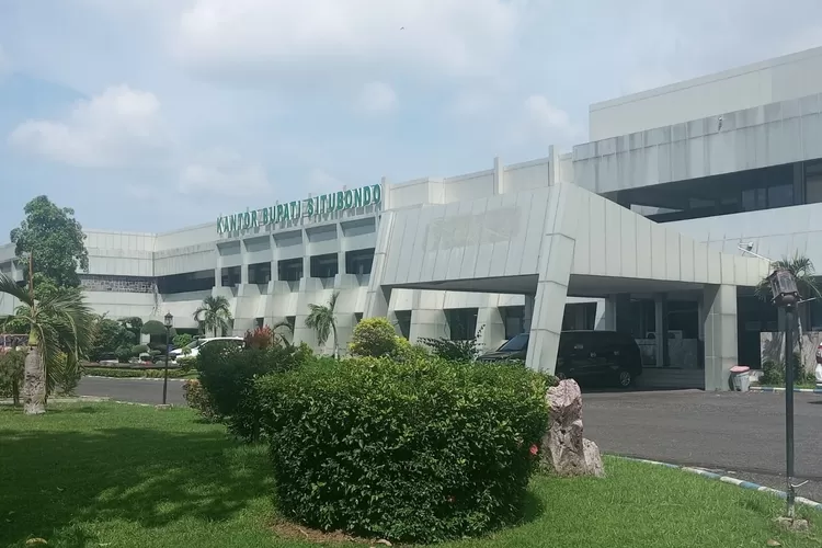 tolak-mobdin-toyota-alphard,-bupati-situbondo-terima-6-mobil-fortuner.-begini-penjelasan-mas-rio